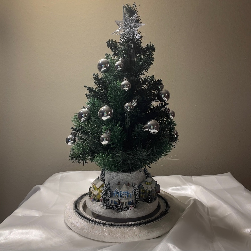 Thomas Kinkade Holiday Sparkle Fiber Optic Christmas Tree w/Moving Train & Music - Picture 4 of 12